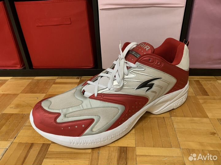 Огромный кроссовок