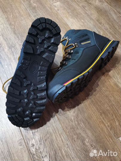 Походные ботинки