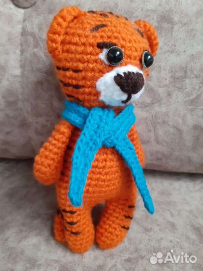 Вязаная игрушка тигр