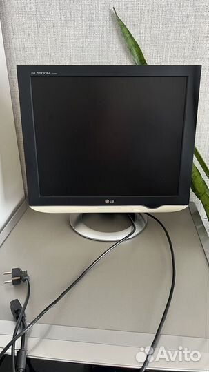 Монитор LG 19