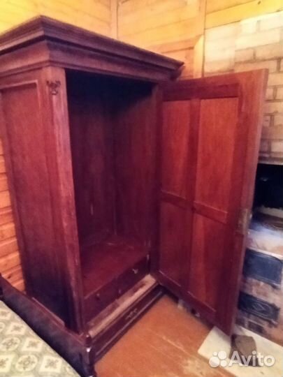 Антикварный платяной шкаф