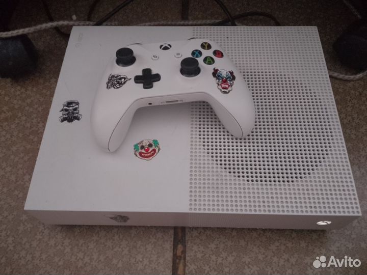 Xbox One s 1tb с одним геймпадом
