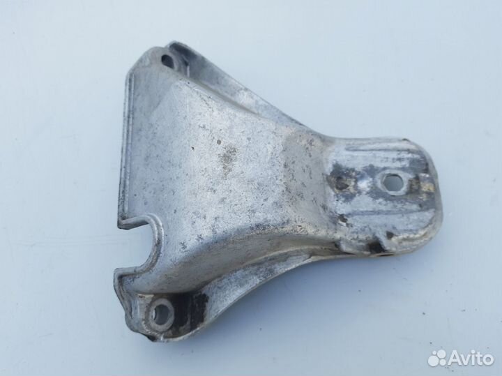 Кронштейн двигателя правый Audi 80 B3