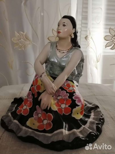 Фарфоровые статуэтка *цыганка Земфира*1954