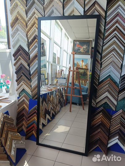 Большое зеркало в черной раме