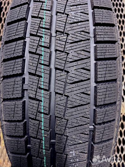 Kapsen SnowShoes AW33 235/45 R18 137U