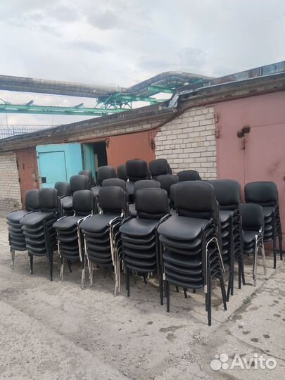 Стулья офисные кожзам много