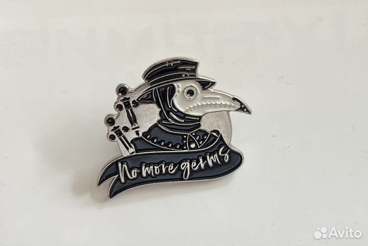 Эмалированный металлический значок «Чумной доктор»