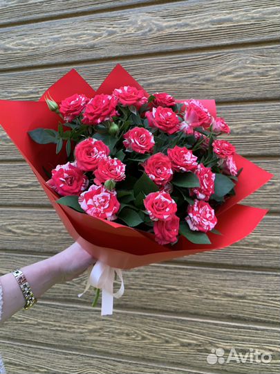 Букет из красной кустовой розы 50 см