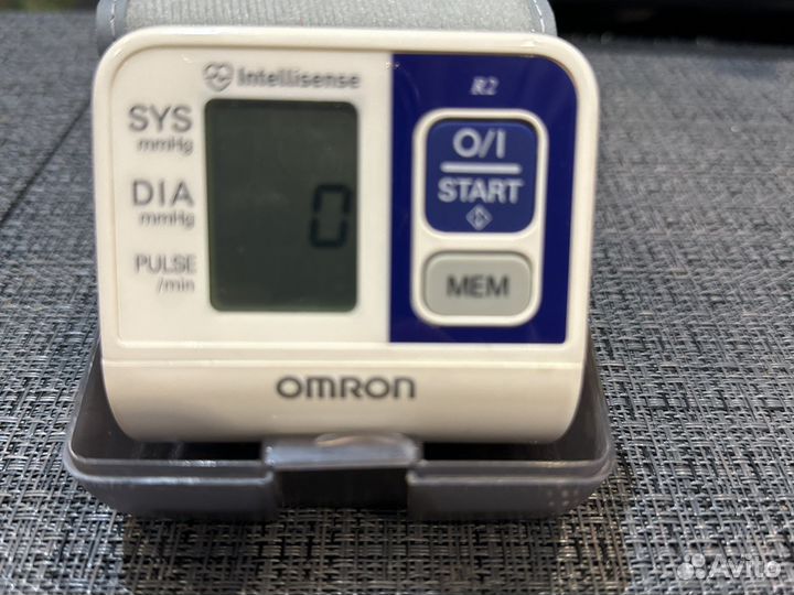 Тонометр на запястье omron
