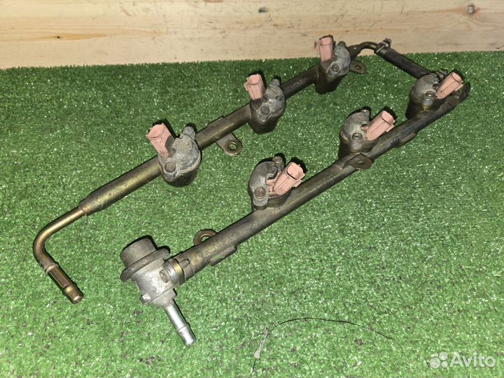 Топливная рампа с форсунками Nissan Maxima A32 VQ2