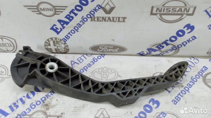 Педаль сцепления Renault Sandero 2009-2014