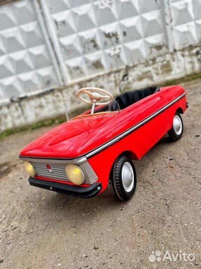 Отреставрированный педальный москвич СССР