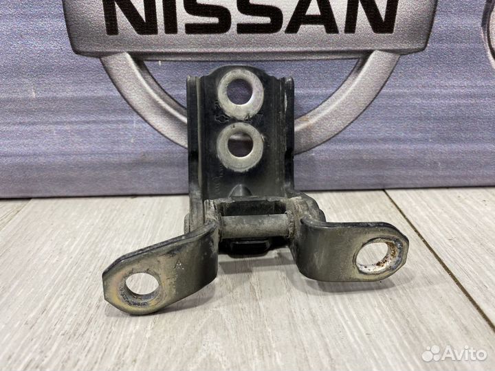 Петля двери Nissan almera G15 Лев