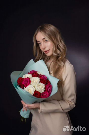 Букет из роз ассорти в дизайнерской упаковке