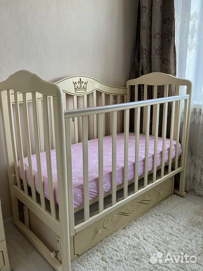 Кровать детская с маятником