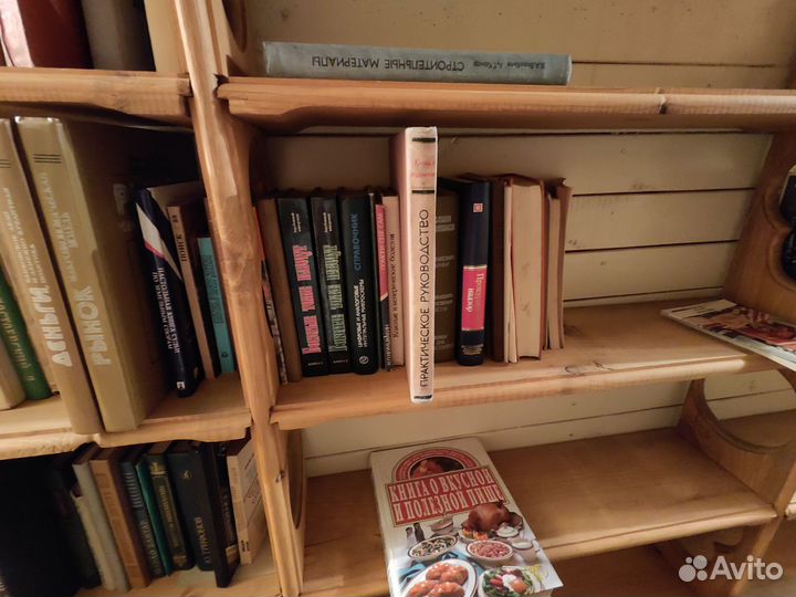 Много разных книг и журналов