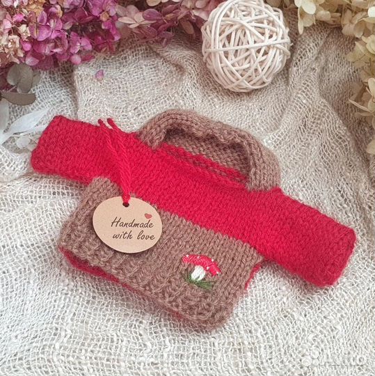 Вязаная Лягушка как в Пинтерест в красном костюме