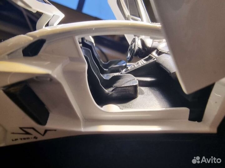 Металлическая модель автомобиля