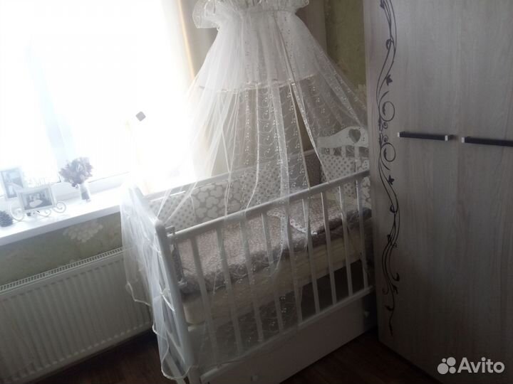 Детская кроватка с маятником и ящиком