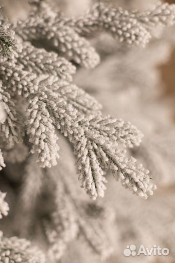 Новогодняя ель литая заснеженная 