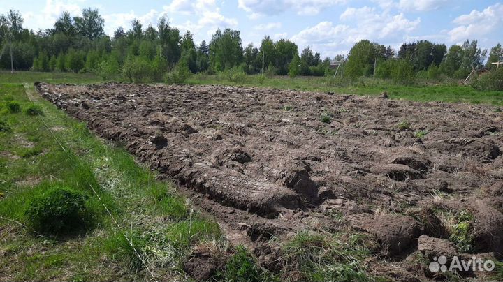 Вспашка земли трактором культивация