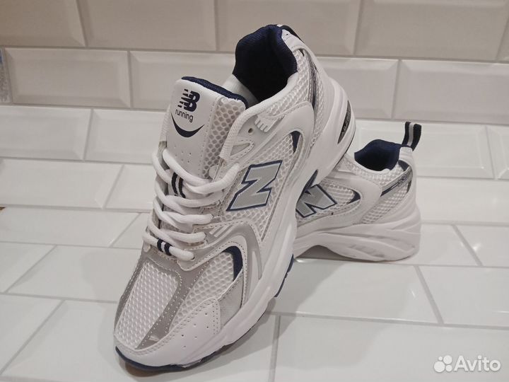 Кроссовки женские