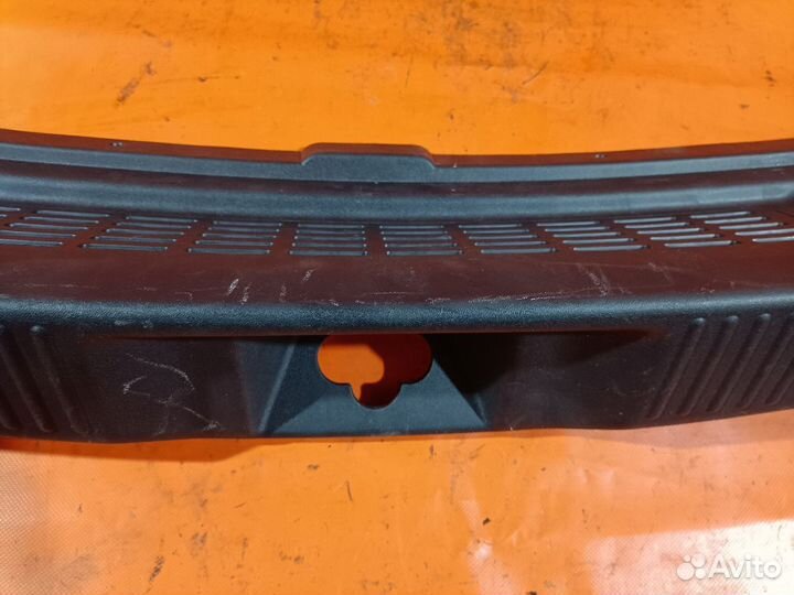 Обшивка багажника задняя Mitsubishi Colt plus Z27W