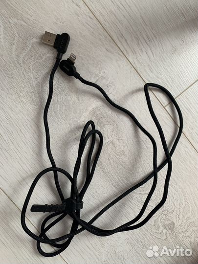 Зарядный шнур на iPhone