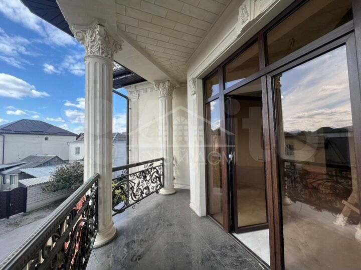 Дом 409,2 м² на участке 5,6 сот.