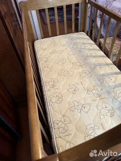 Детская кроватка с маятником