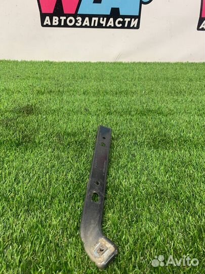 Кронштейн крыла правый Ford Mustang 6 S550 2016