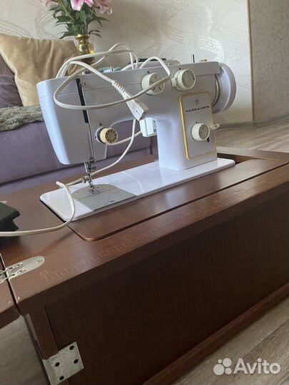 Машинка швейная Чайка -142М
