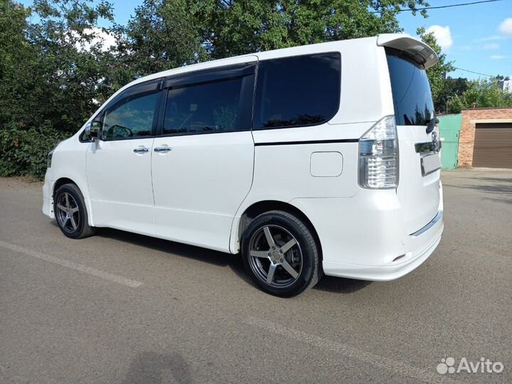 Toyota Noah 2.0 CVT, 2011, 173 500 км