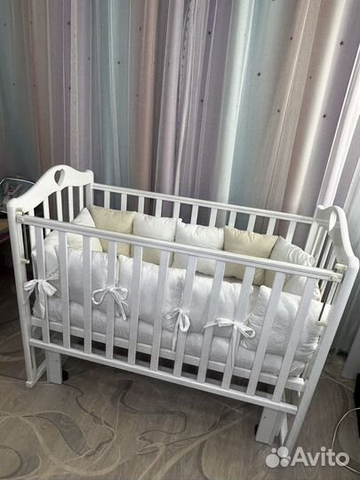 Детская кроватка с маятником белая