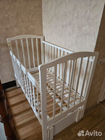 Детская кроватка с маятником