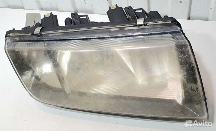 Фара передняя правая с дефектами Skoda Fabia