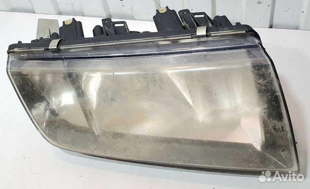 Фара передняя правая с дефектами Skoda Fabia