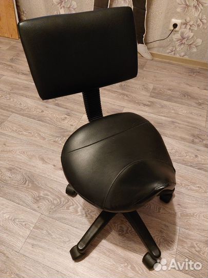 Стул для мастера маникюра