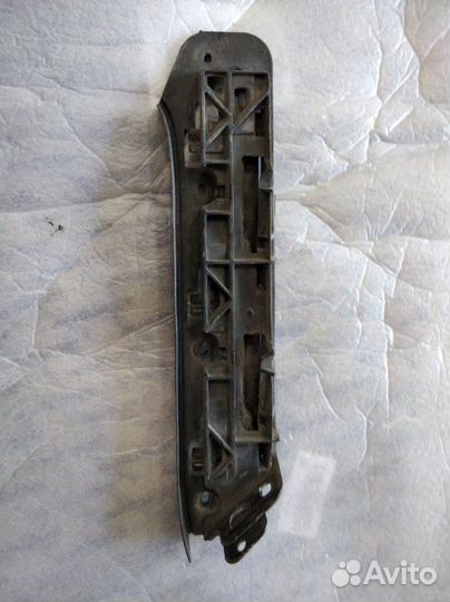 Кронштейн бампера передний правый Volkswagen Caddy