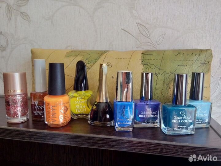 Лаки для ногтей и подставка под руку