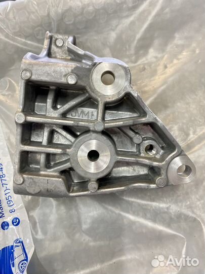 Кронштейн гур Land Rover Discovery 3 QVU500340