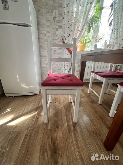 Стол и стулья