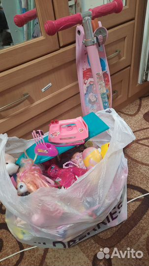 Пакет с игрушками и самокат