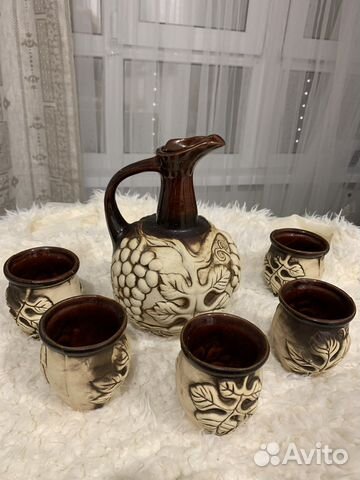 Кувшин чашечками для вина