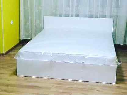 Двуспальная кровать с матрасом 1,6