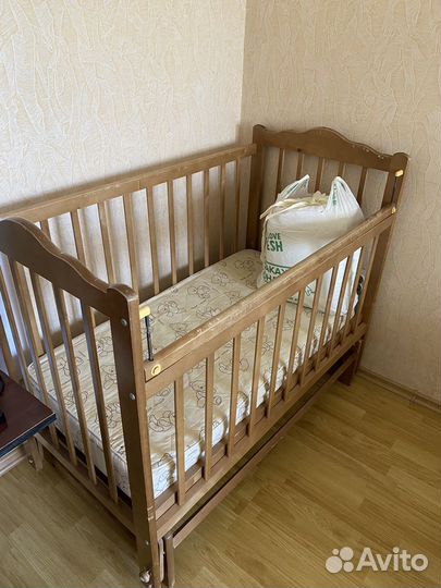 Детская кроватка с маятником