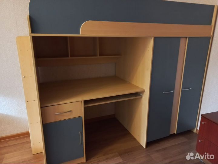 Детский уголок с кроватью и столом