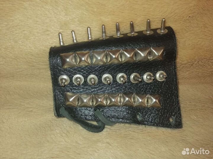 Наруч кожаный с шипами кепками заклепками