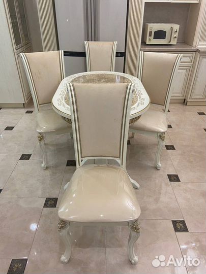 Стол со стульями